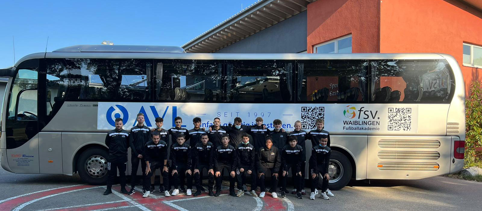 C-Jugend Mannschaft FSV Waiblingen vor Bus