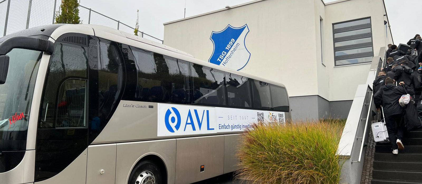 Bus mit AVL Logo